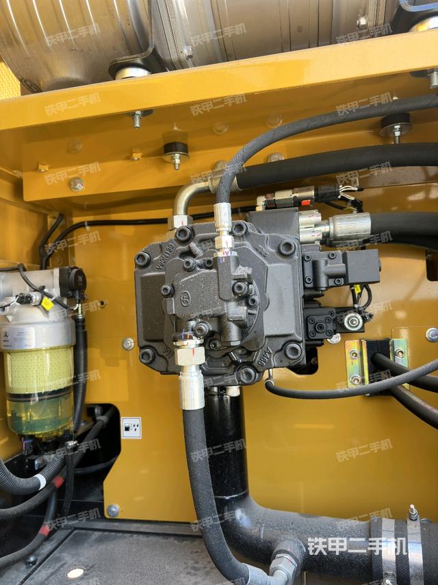 液壓泵艙室正面整體（整機外觀）