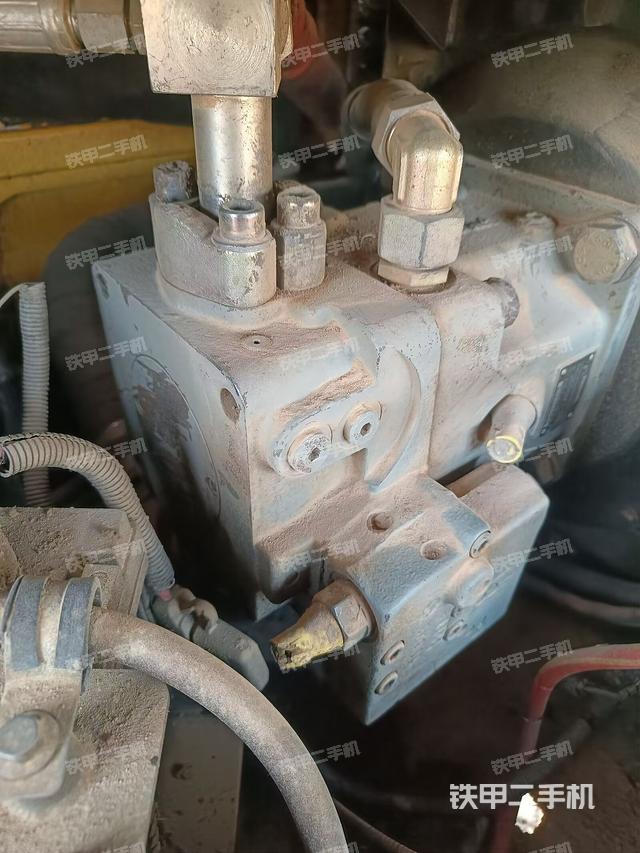 液壓泵艙室正面整體(整機(jī)外觀) 液壓泵艙室正面整體(整機(jī)外觀)