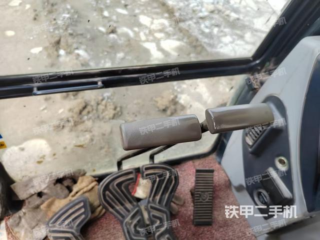 行走控制手柄和踏板?俯拍(駕駛室部分) 行走控制手柄和踏板?俯拍(駕駛室部分)