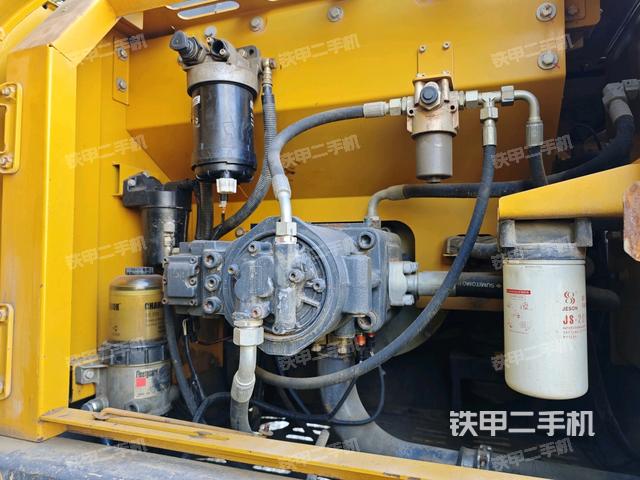 液壓泵艙室正面整體(整機(jī)外觀) 液壓泵艙室正面整體(整機(jī)外觀)