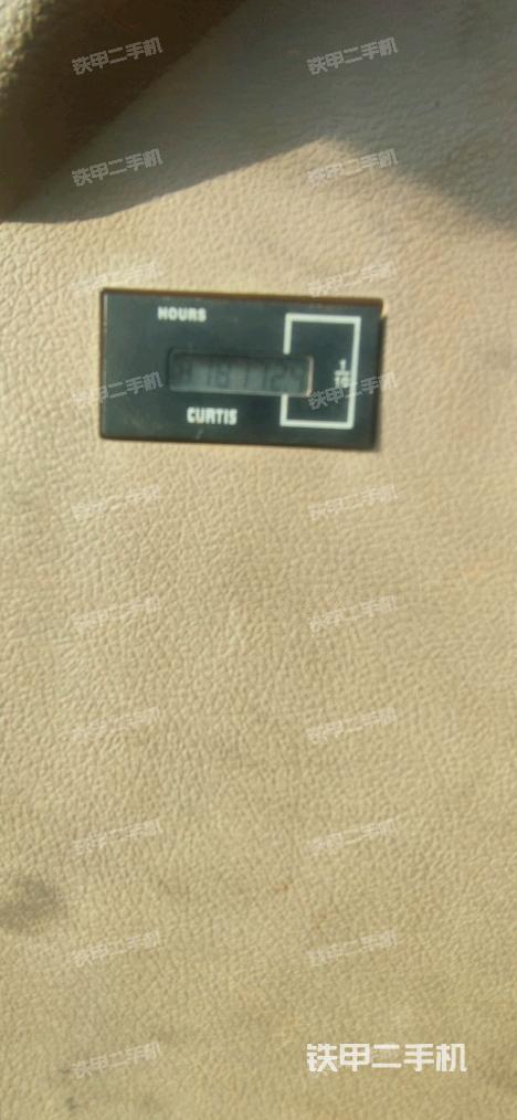 行走控制手柄和踏板?俯拍（駕駛室部分）