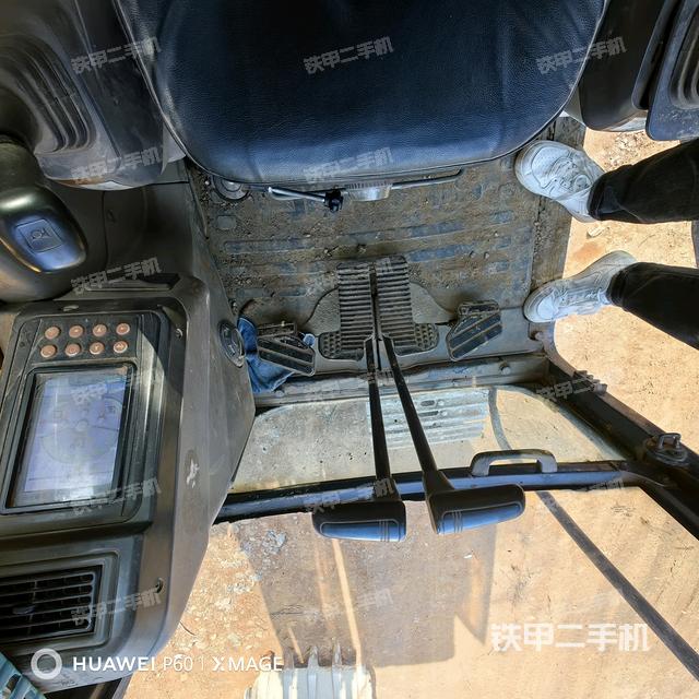 行走控制手柄和踏板?俯拍(駕駛室部分) 行走控制手柄和踏板?俯拍(駕駛室部分)