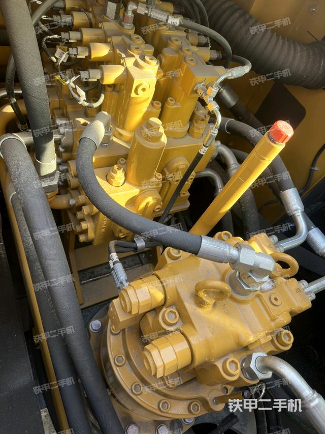 回轉馬達和主控閥（整機外觀）