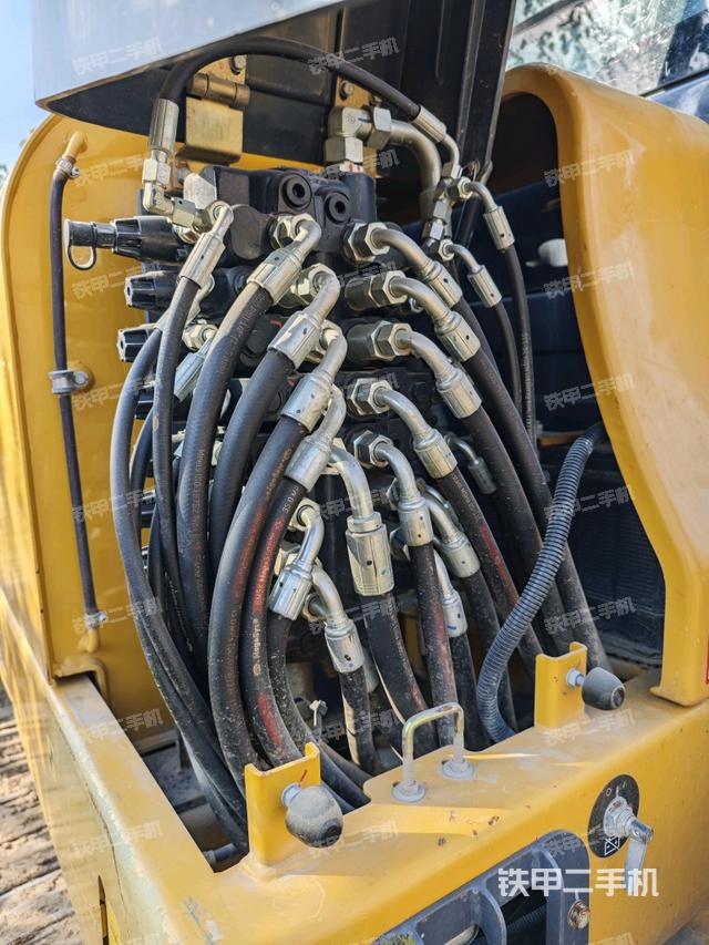 回轉(zhuǎn)馬達(dá)和主控閥（整機(jī)外觀）