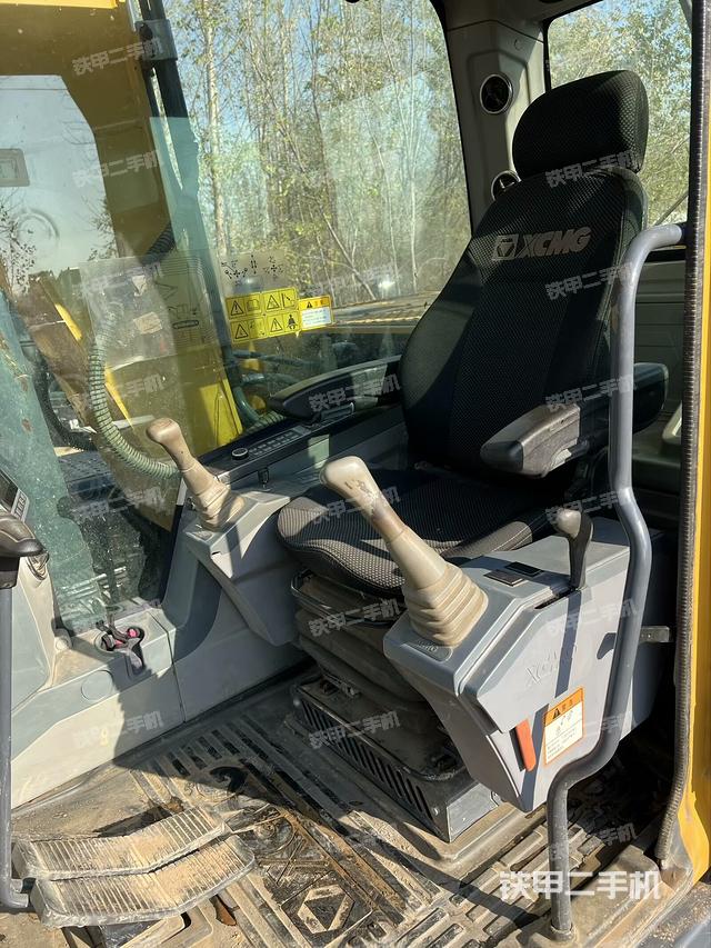 駕駛室頂部(整機(jī)外觀) 駕駛室頂部(整機(jī)外觀)