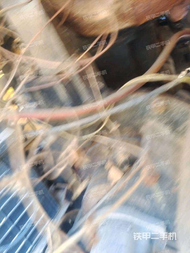 發(fā)動機上部全景（壓路機發(fā)動機艙）