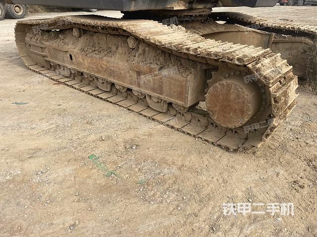 單側(cè)履帶整體(整機(jī)外觀) 單側(cè)履帶整體(整機(jī)外觀)