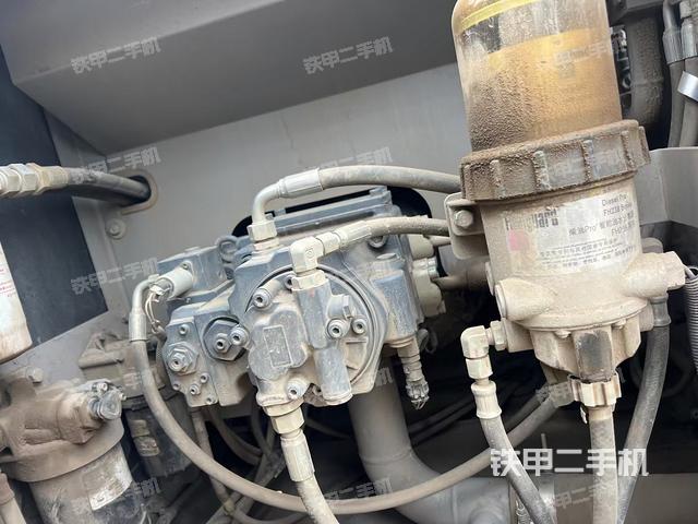 液壓泵艙室正面整體（整機外觀）