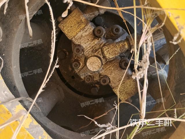 后輪左側(cè)全景（壓路機前后車架）