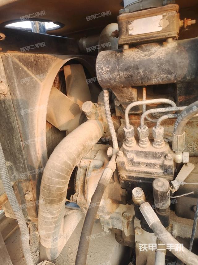 發(fā)動(dòng)機(jī)艙全景（壓路機(jī)發(fā)動(dòng)機(jī)艙）