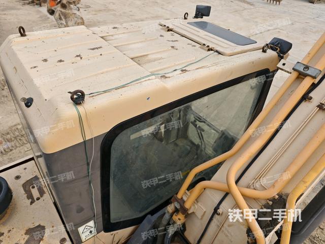 駕駛室頂部(整機(jī)外觀) 駕駛室頂部(整機(jī)外觀)