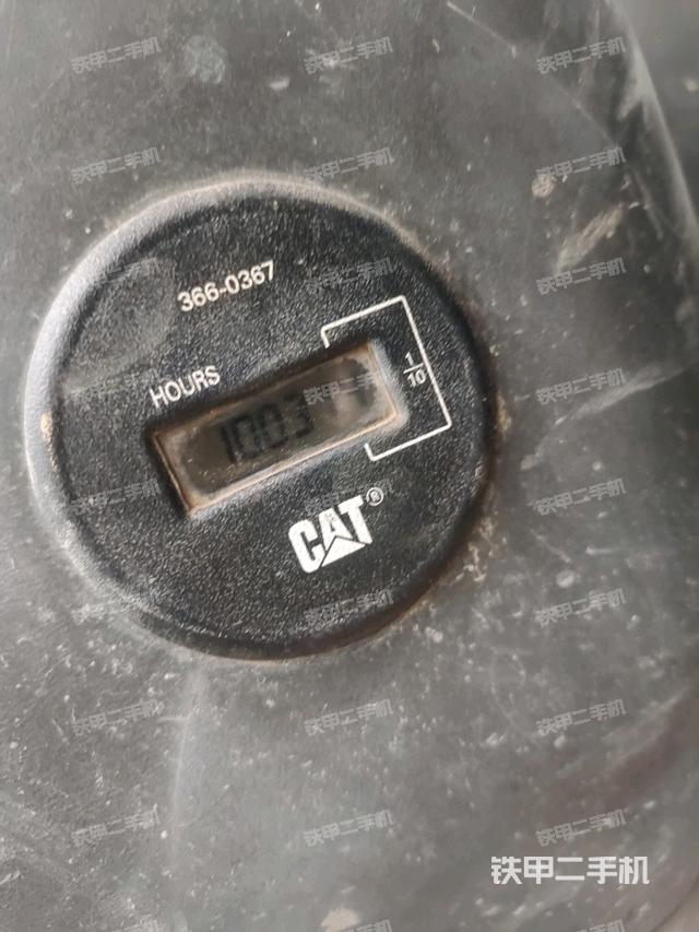 行走控制手柄和踏板?俯拍（駕駛室部分）