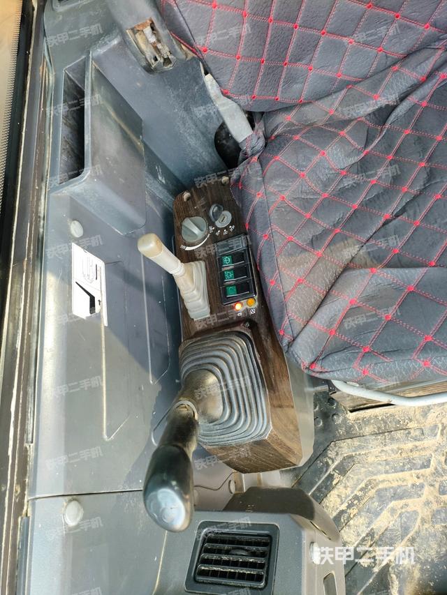 座椅右側(cè)控制臺/鑰匙門/油門/含右手柄（駕駛室部分）