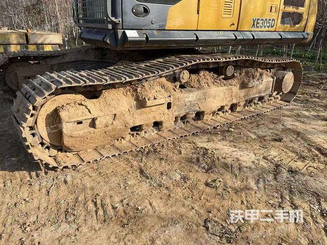 單側(cè)履帶整體(整機(jī)外觀) 單側(cè)履帶整體(整機(jī)外觀)