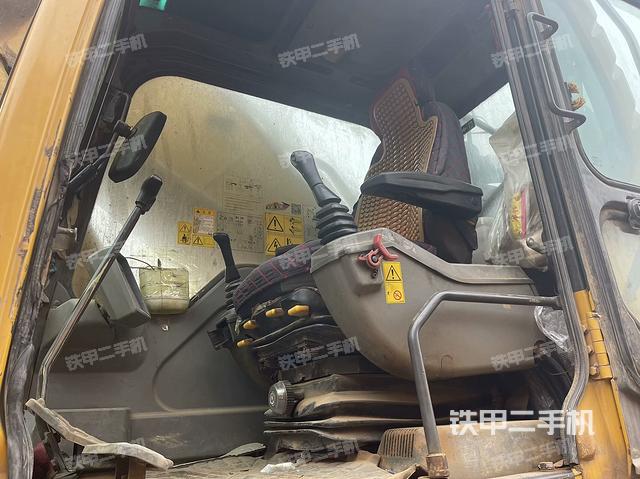 駕駛室整體(整機(jī)外觀) 駕駛室整體(整機(jī)外觀)