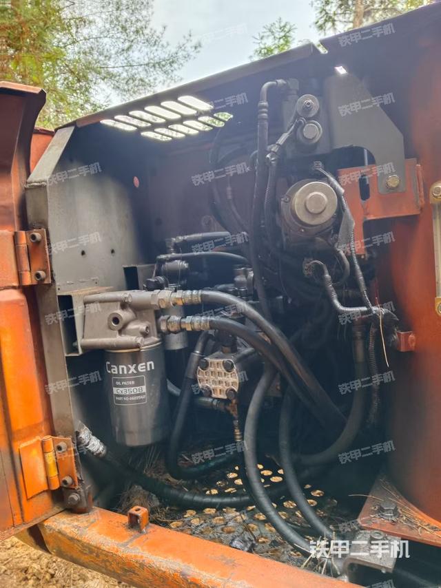 液壓泵艙室正面整體（整機(jī)外觀）