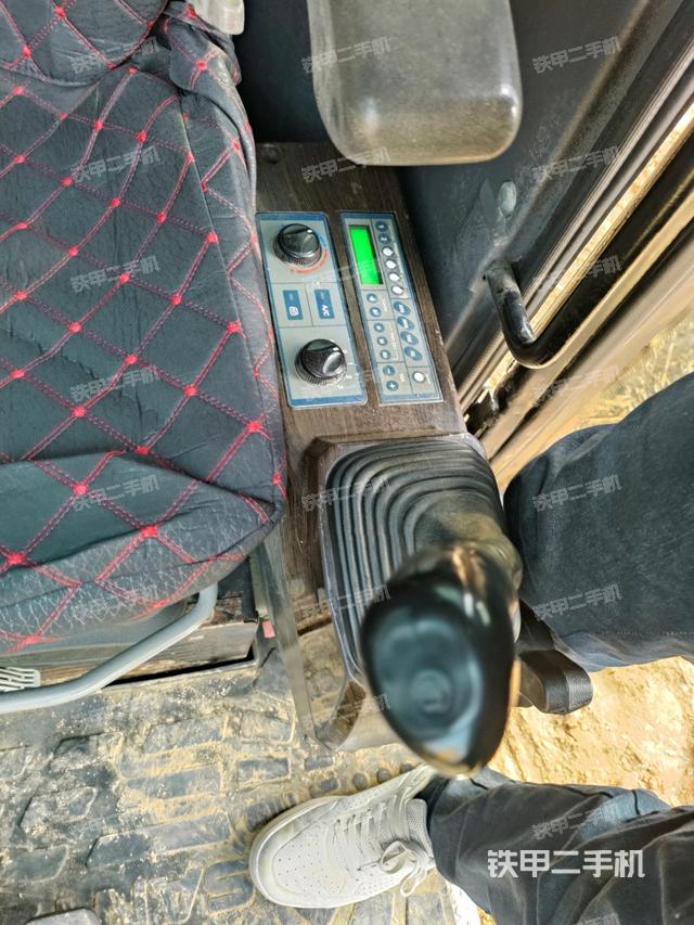 座椅左側(cè)控制臺/音響/含左手柄（駕駛室部分）