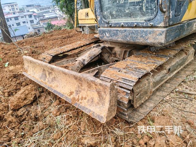 轉(zhuǎn)盤(pán)和下車(chē)架正前（工作和回轉(zhuǎn)裝置）