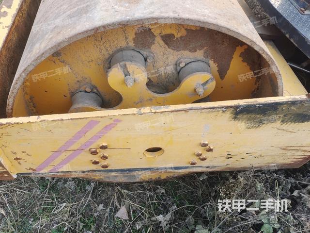 后輪右側(cè)全景（壓路機(jī)前后車架）