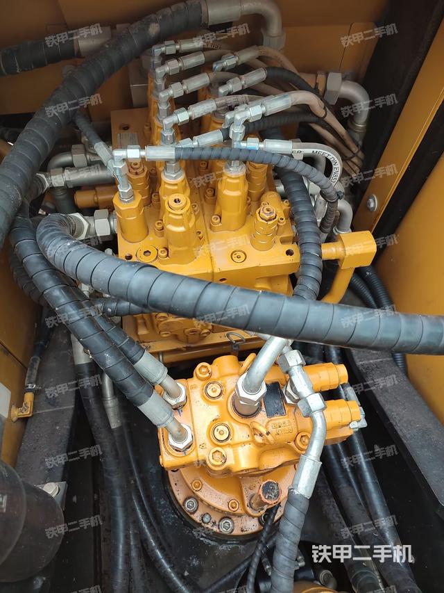 回轉(zhuǎn)馬達(dá)和主控閥(整機(jī)外觀) 回轉(zhuǎn)馬達(dá)和主控閥(整機(jī)外觀)