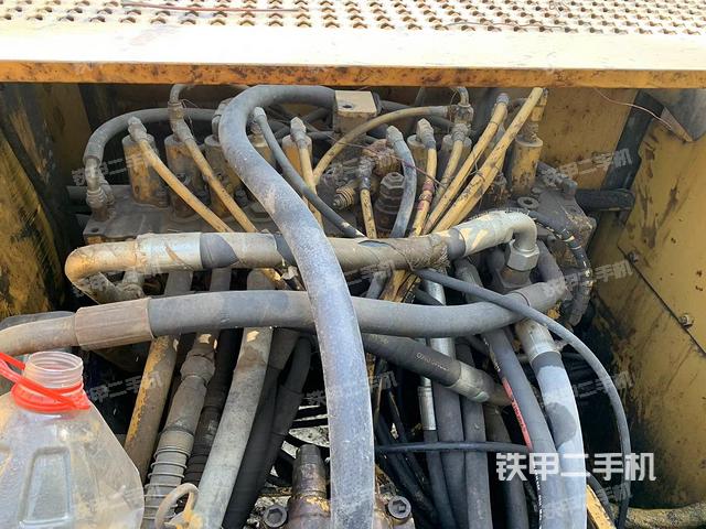 回轉(zhuǎn)馬達和主控閥（整機外觀）