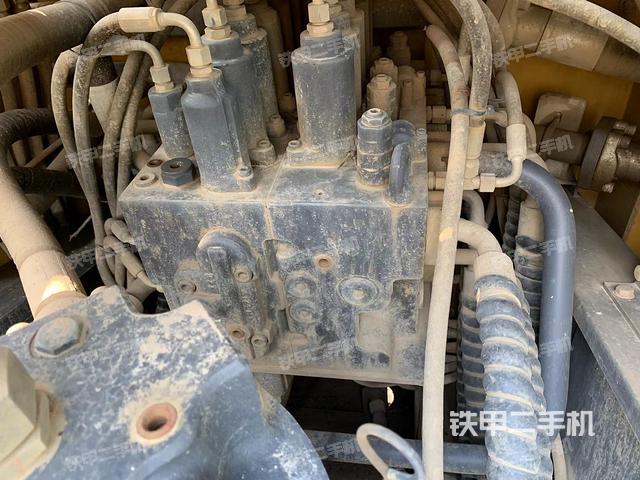 回轉(zhuǎn)馬達(dá)和主控閥（整機(jī)外觀）