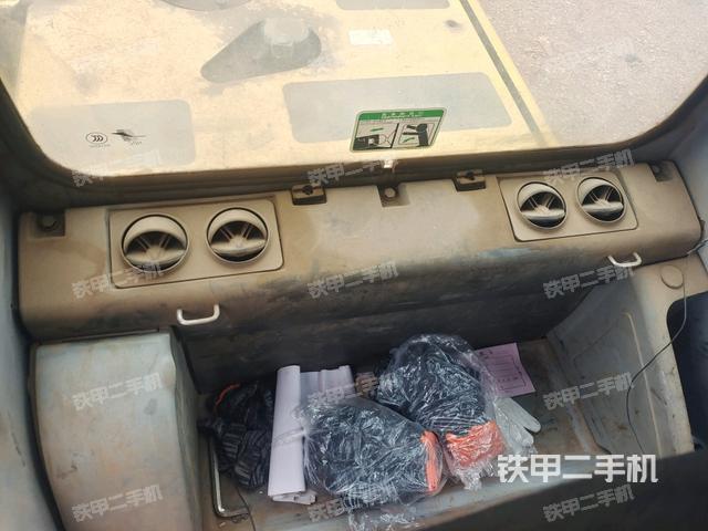 行走控制手柄和踏板?俯拍（駕駛室部分）