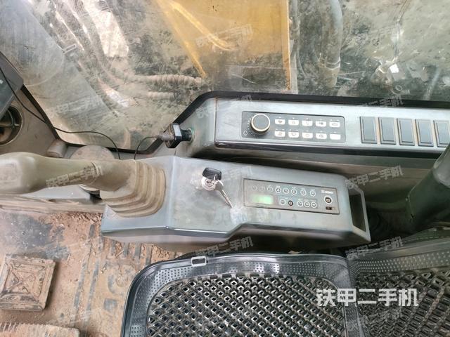 座椅右側(cè)控制臺(tái)/鑰匙門/油門/含右手柄(駕駛室部分) 座椅右側(cè)控制臺(tái)/鑰匙門/油門/含右手柄(駕駛室部分)