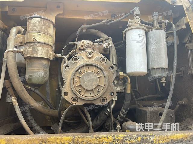 液壓泵艙室正面整體(整機(jī)外觀) 液壓泵艙室正面整體(整機(jī)外觀)
