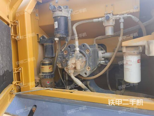 液壓泵艙室正面整體(整機(jī)外觀) 液壓泵艙室正面整體(整機(jī)外觀)
