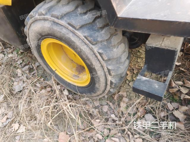 后輪右側(cè)全景（壓路機前后車架）