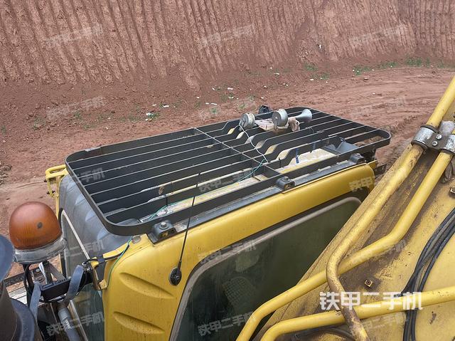 駕駛室頂部(整機(jī)外觀) 駕駛室頂部(整機(jī)外觀)
