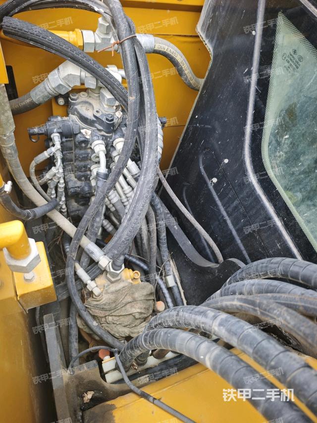 回轉(zhuǎn)馬達(dá)和主控閥（整機(jī)外觀）