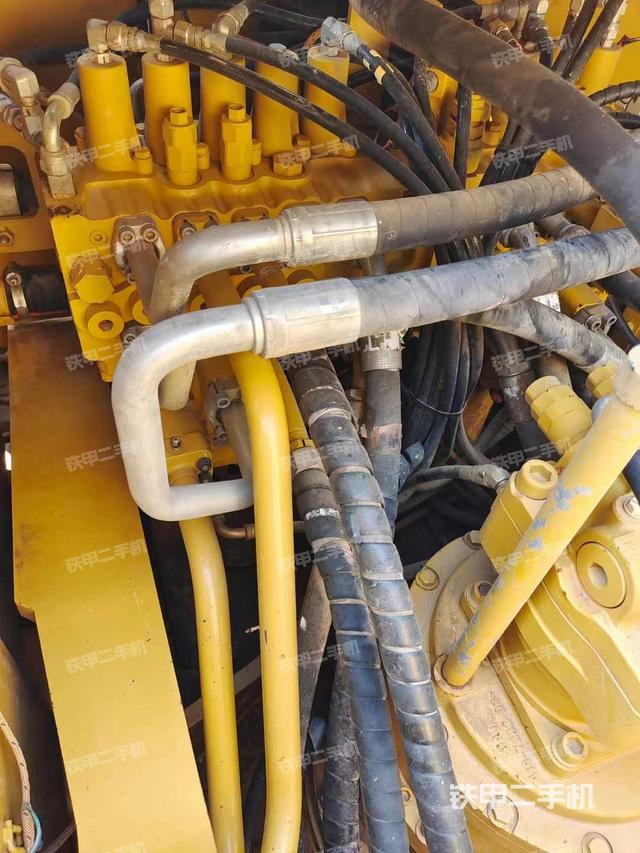 回轉(zhuǎn)馬達(dá)和主控閥（整機(jī)外觀）