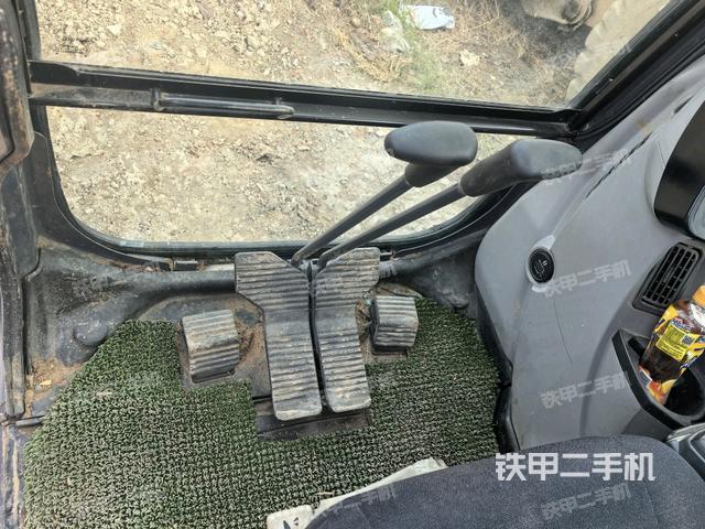 行走控制手柄和踏板?俯拍（駕駛室部分）