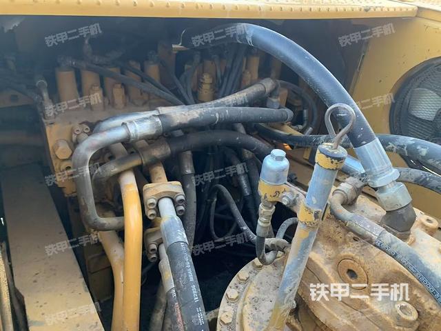 回轉(zhuǎn)馬達(dá)和主控閥(整機外觀) 回轉(zhuǎn)馬達(dá)和主控閥(整機外觀)