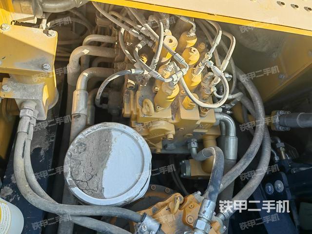 回轉(zhuǎn)馬達和主控閥(整機外觀) 回轉(zhuǎn)馬達和主控閥(整機外觀)