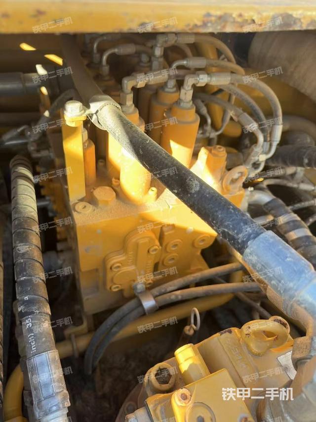 回轉(zhuǎn)馬達(dá)和主控閥（整機(jī)外觀）