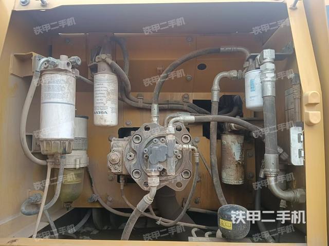 液壓泵艙室正面整體（整機外觀）