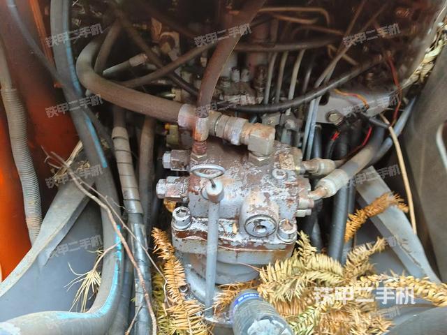 回轉(zhuǎn)馬達(dá)和主控閥（整機(jī)外觀）