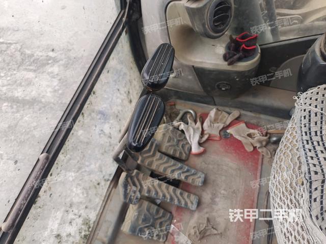 左后方玻璃角標（駕駛室部分）