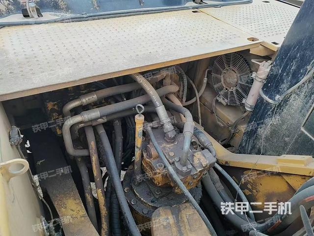 回轉(zhuǎn)馬達(dá)和主控閥（整機(jī)外觀）