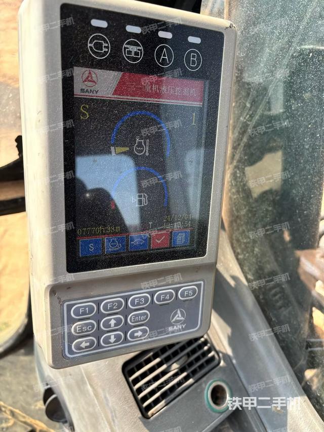 駕駛室整體(整機(jī)外觀) 駕駛室整體(整機(jī)外觀)