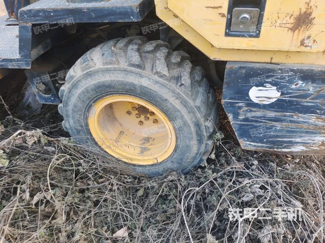 前輪右側(cè)減震塊連接及部件（壓路機(jī)前后車架）