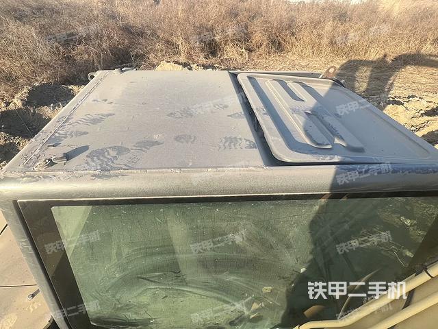 駕駛室頂部(整機(jī)外觀) 駕駛室頂部(整機(jī)外觀)