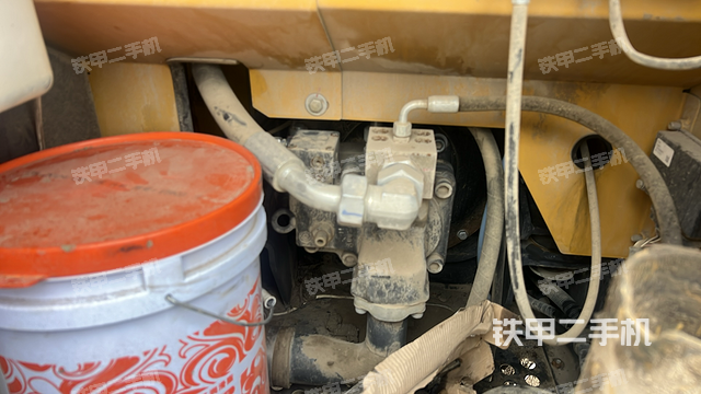 液壓泵艙室正面整體(整機外觀) 液壓泵艙室正面整體(整機外觀)