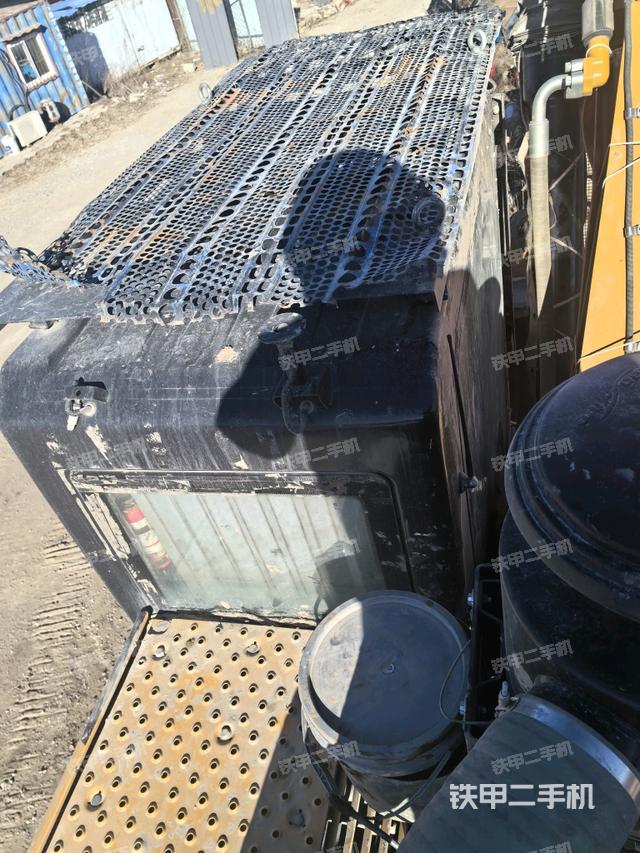 駕駛室頂部(整機(jī)外觀) 駕駛室頂部(整機(jī)外觀)