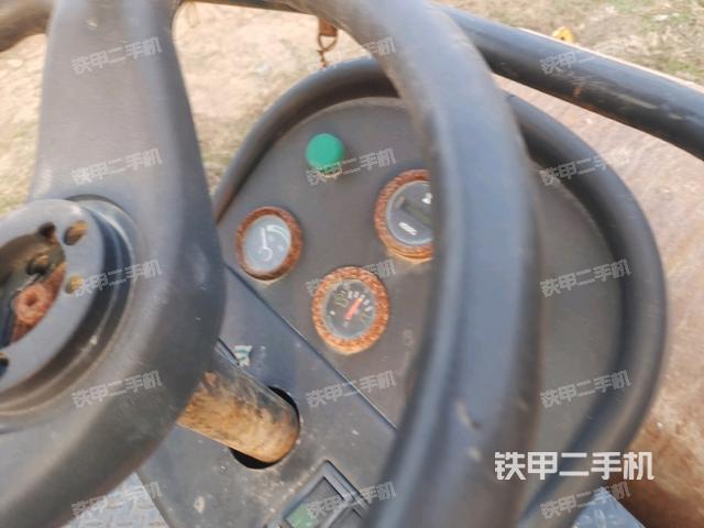 駕駛室側(cè)向上照全景（壓路機(jī)駕駛室）