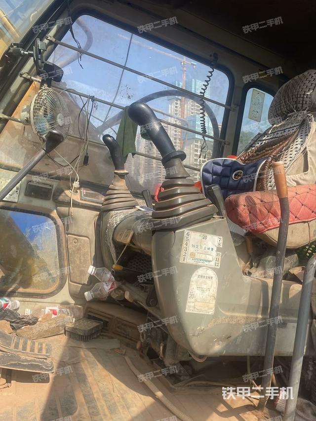 座椅左側(cè)控制臺/音響/含左手柄（駕駛室部分）