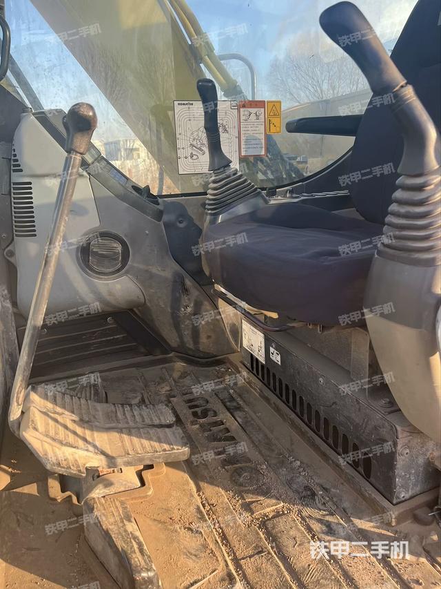 駕駛室整體(整機(jī)外觀) 駕駛室整體(整機(jī)外觀)
